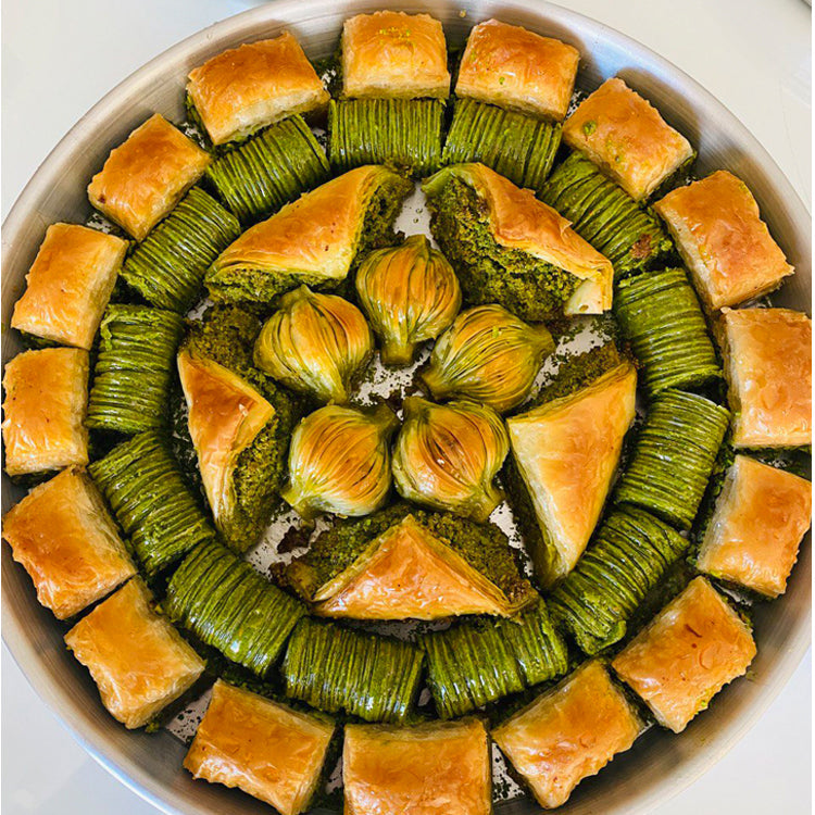 Karışık baklava tepsisi — kaç kişilik olduğunu gösteren porsiyon görseli